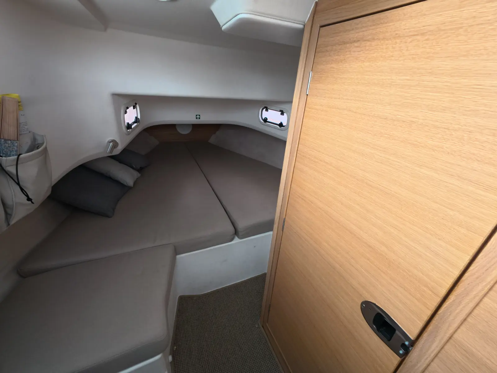 Aktaia, Interior image