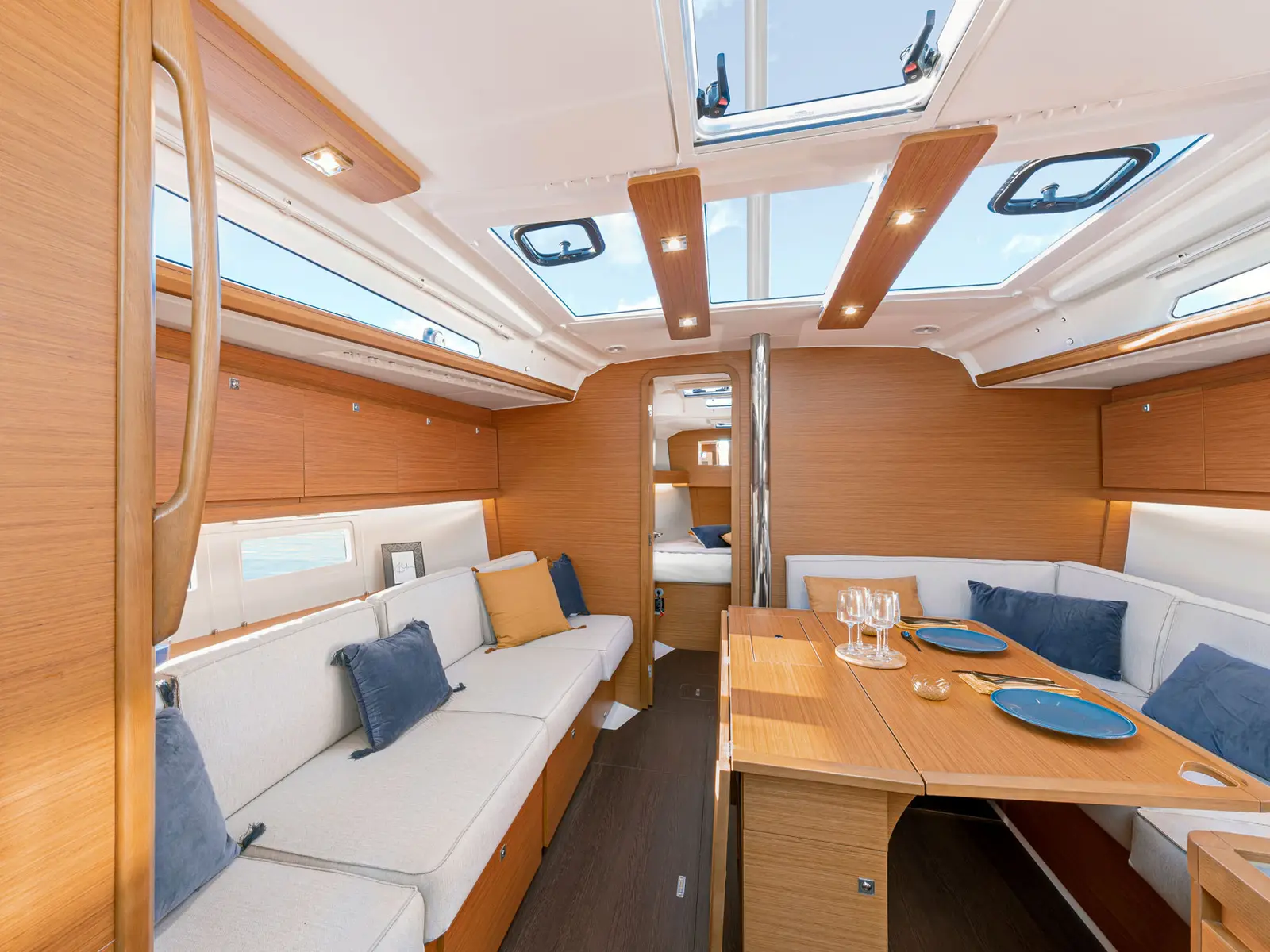 Cordelia, Interior image