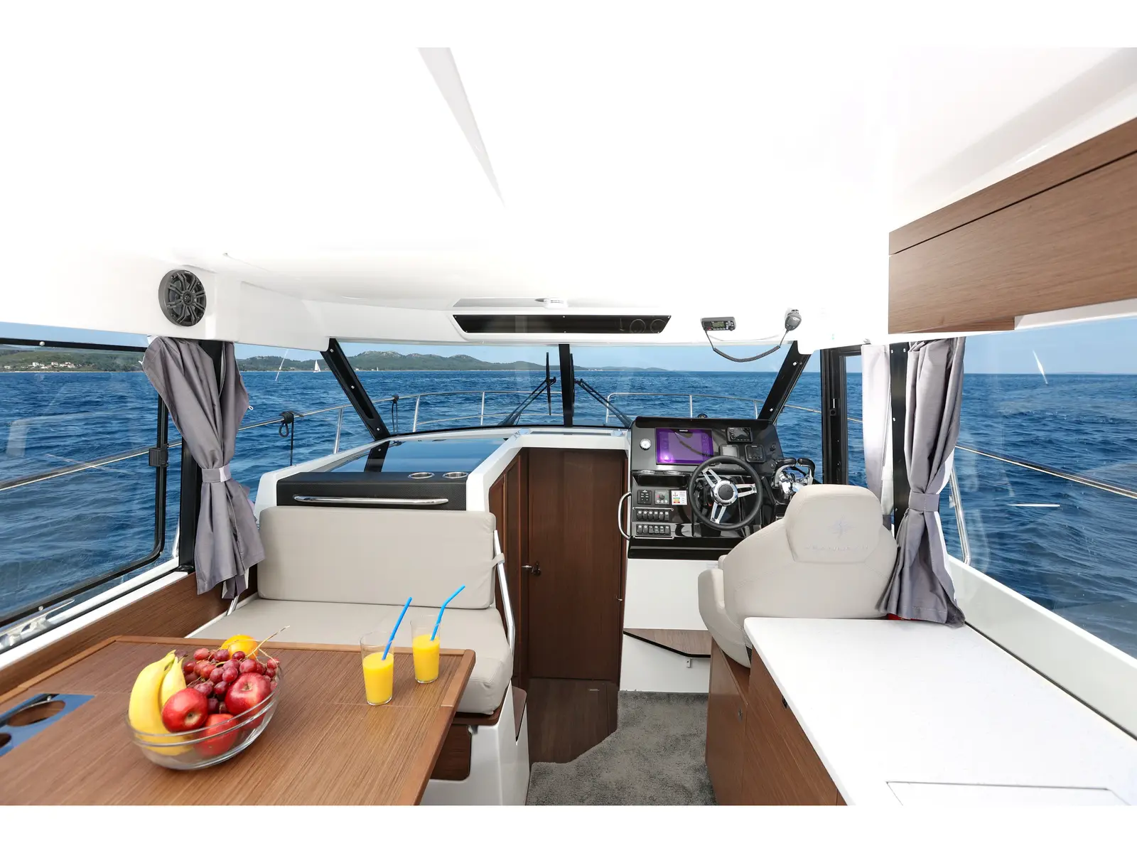 SUNNY 272826 ZD, Interior image