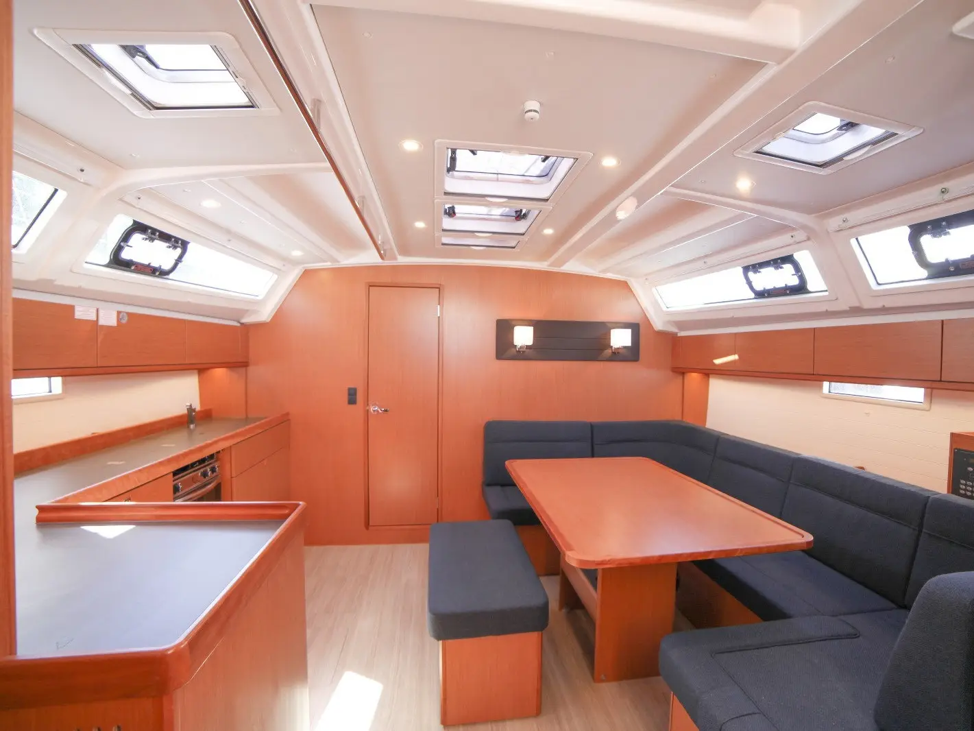 Sail Monde, Interior image