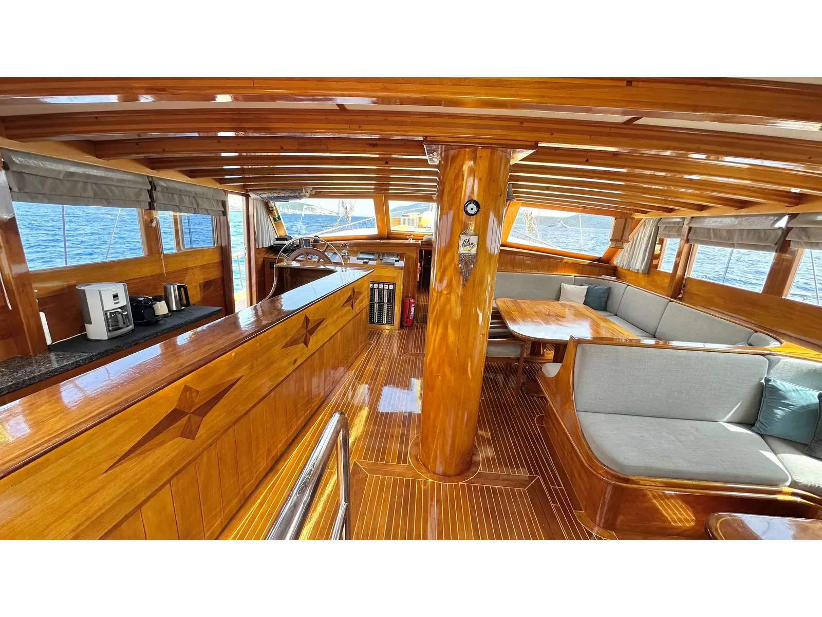 Parss, Interior image