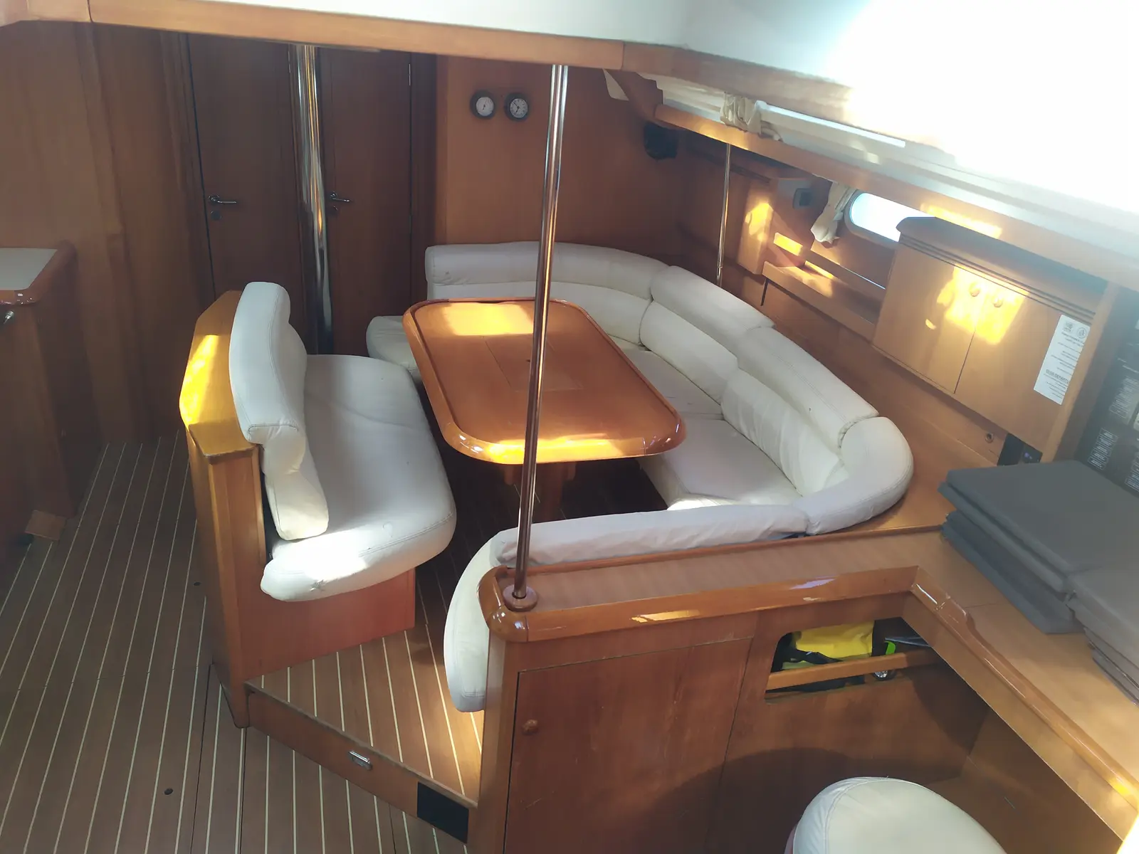 Lito, Interior image