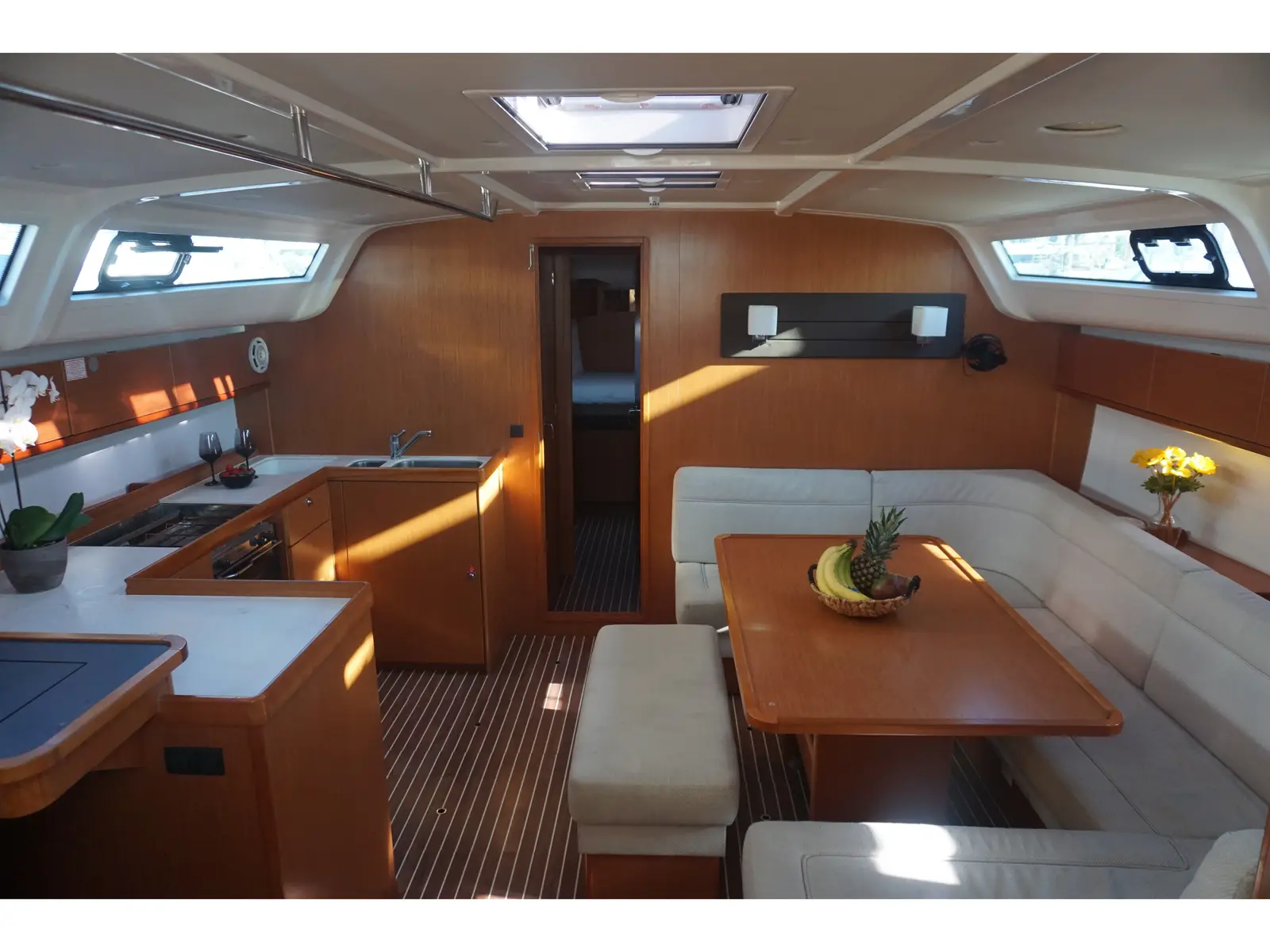 Lina, Interior image