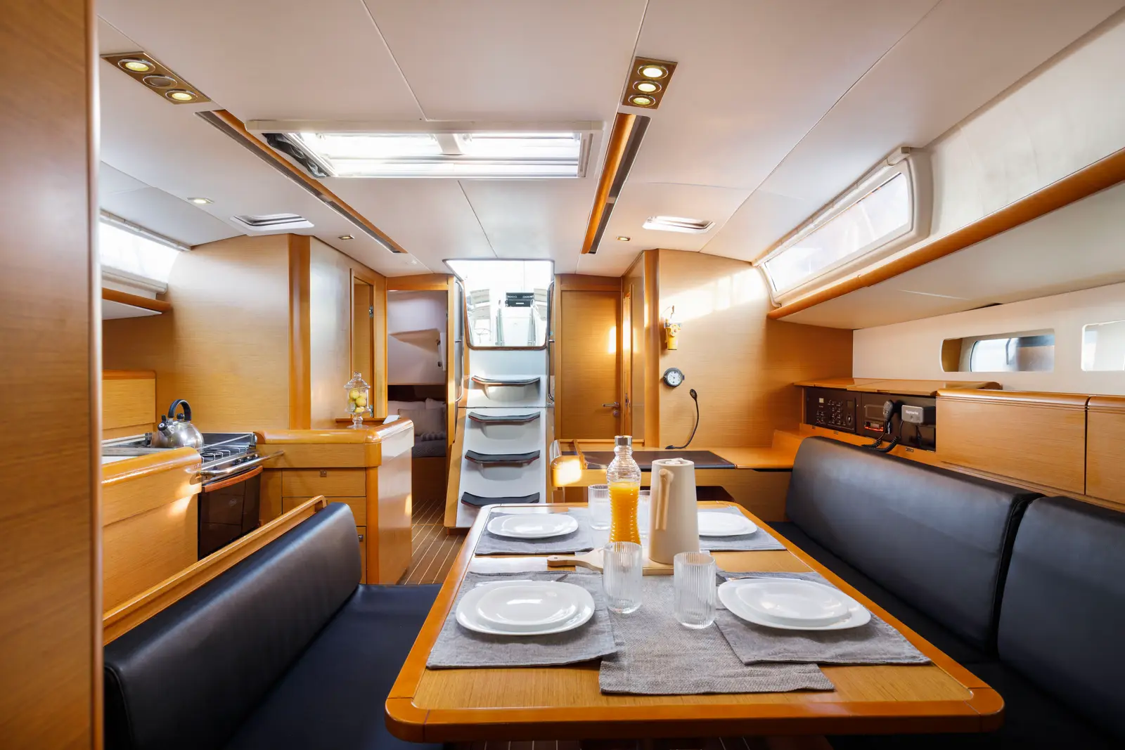 Alessandra, Interior image