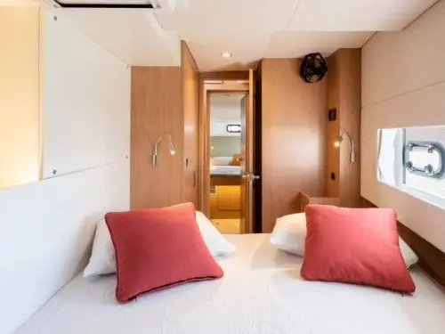 Love Sea, Interior image