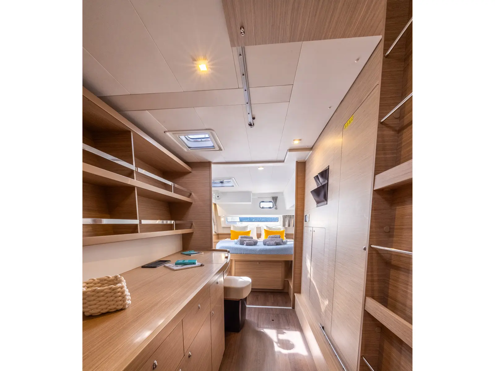 LUNA, Interior image