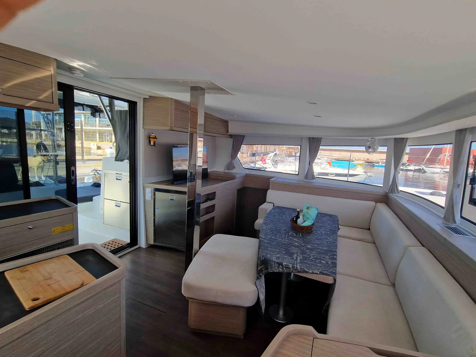 Hanselli, Interior image