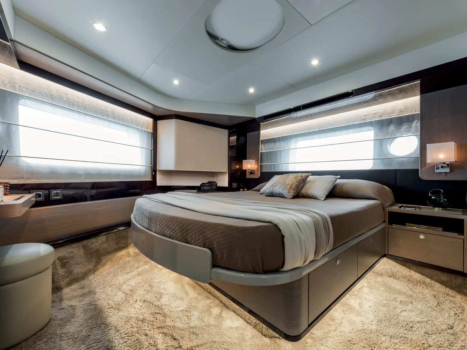 MY WAY, Interior image