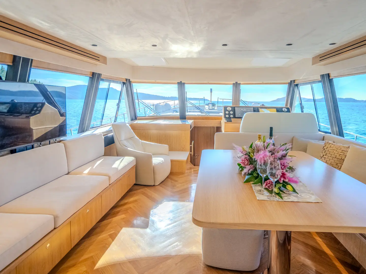 Cloud 9, Interior image