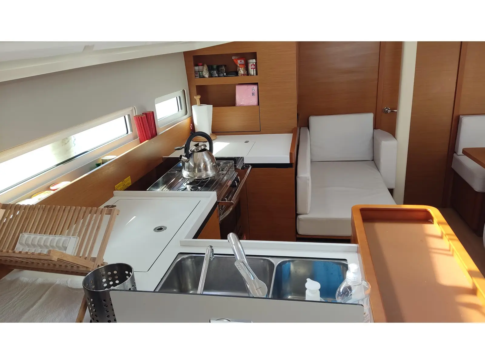 Melisandra, Interior image