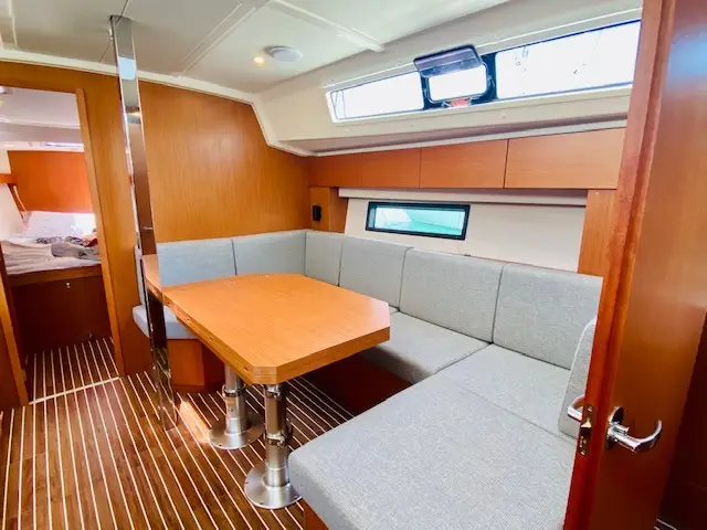 Sakura J, Interior image
