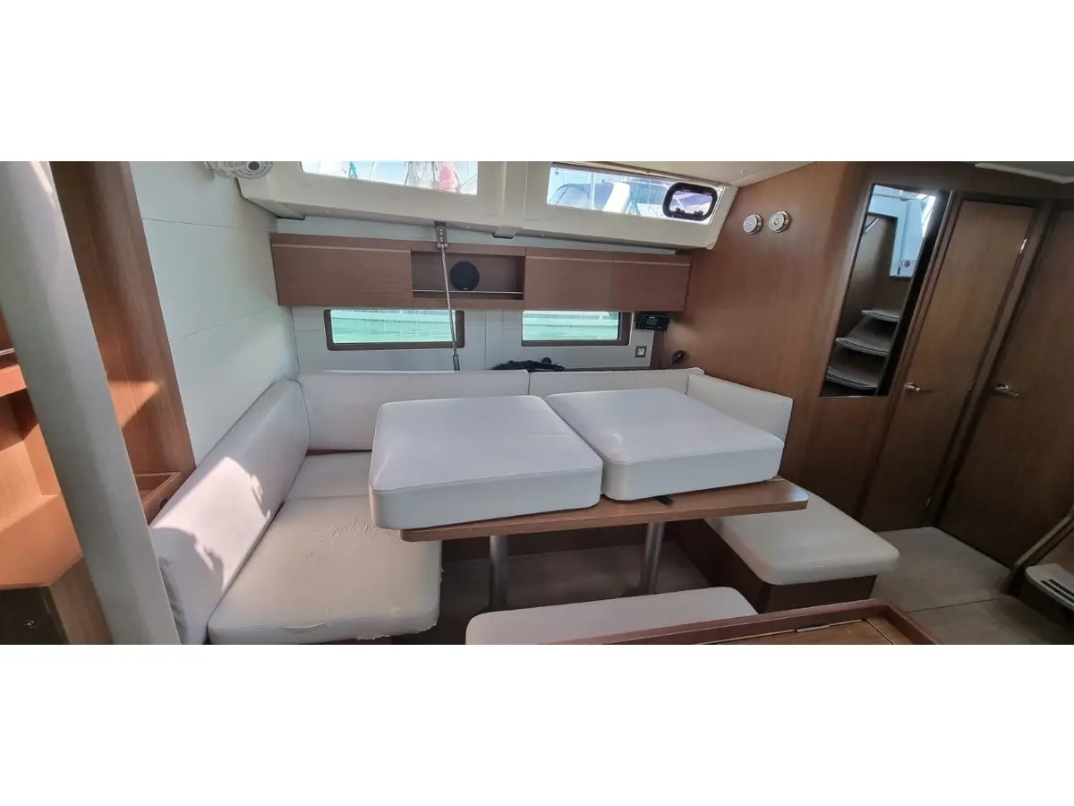 Electra, Interior image
