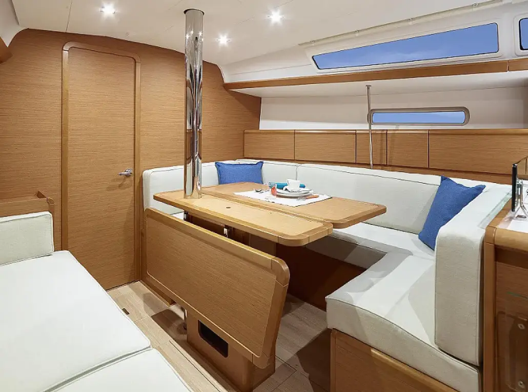 Sunsail 38.0 Classic, photograph 3