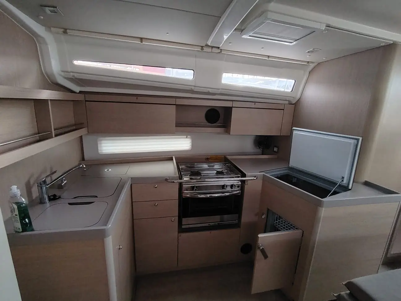 Elisa, Interior image