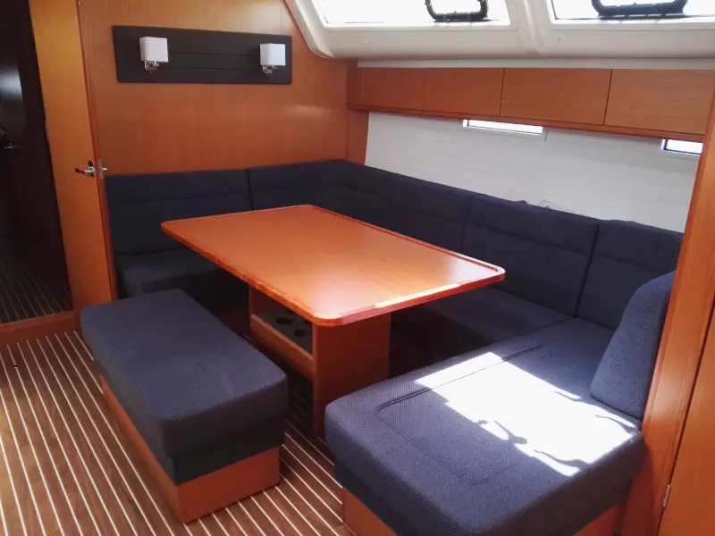 Nora, Interior image