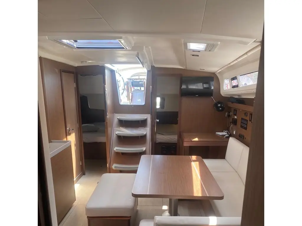 Kiki, Interior image