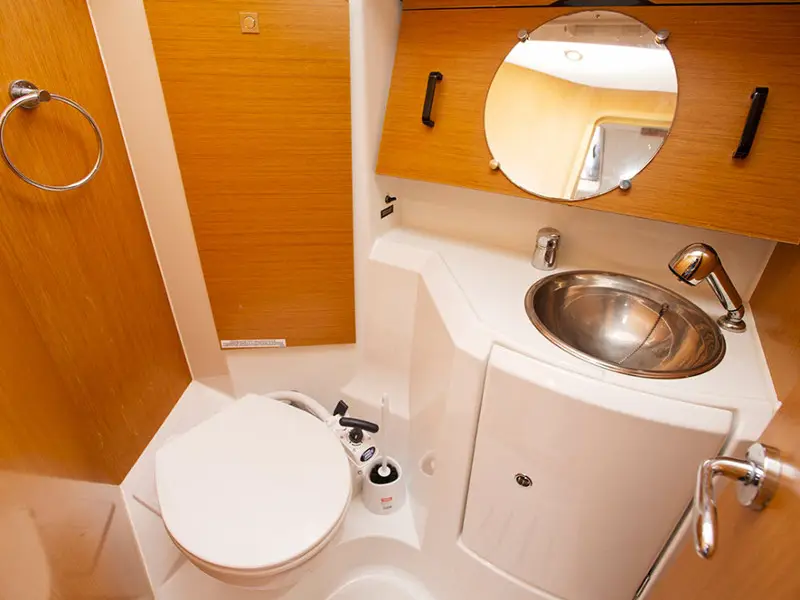 Lauren, Interior image