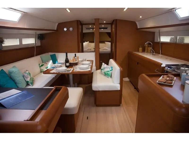 MAYFLOWER, Interior image