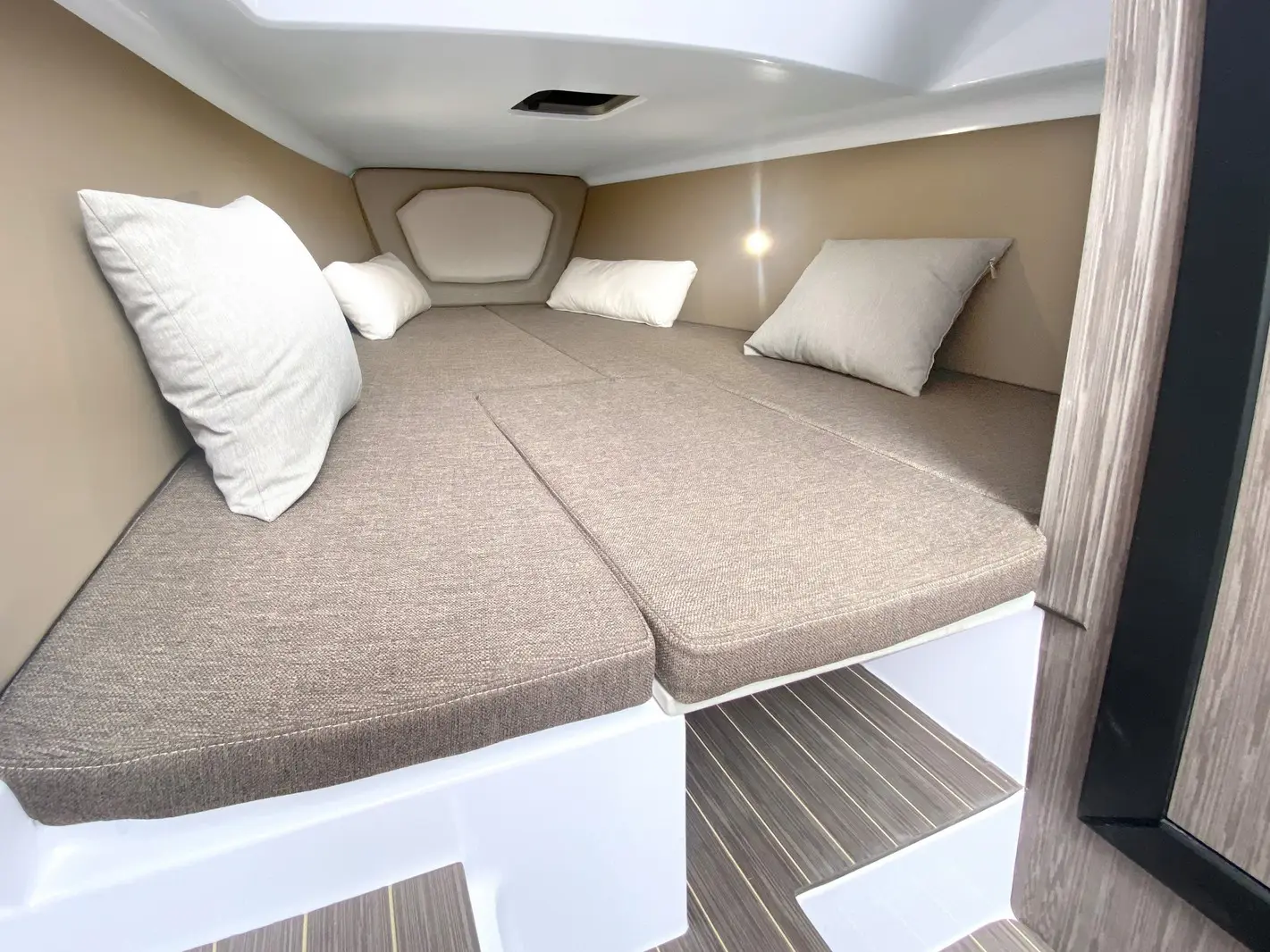 Ranieri Cayman 28.0, Interior image