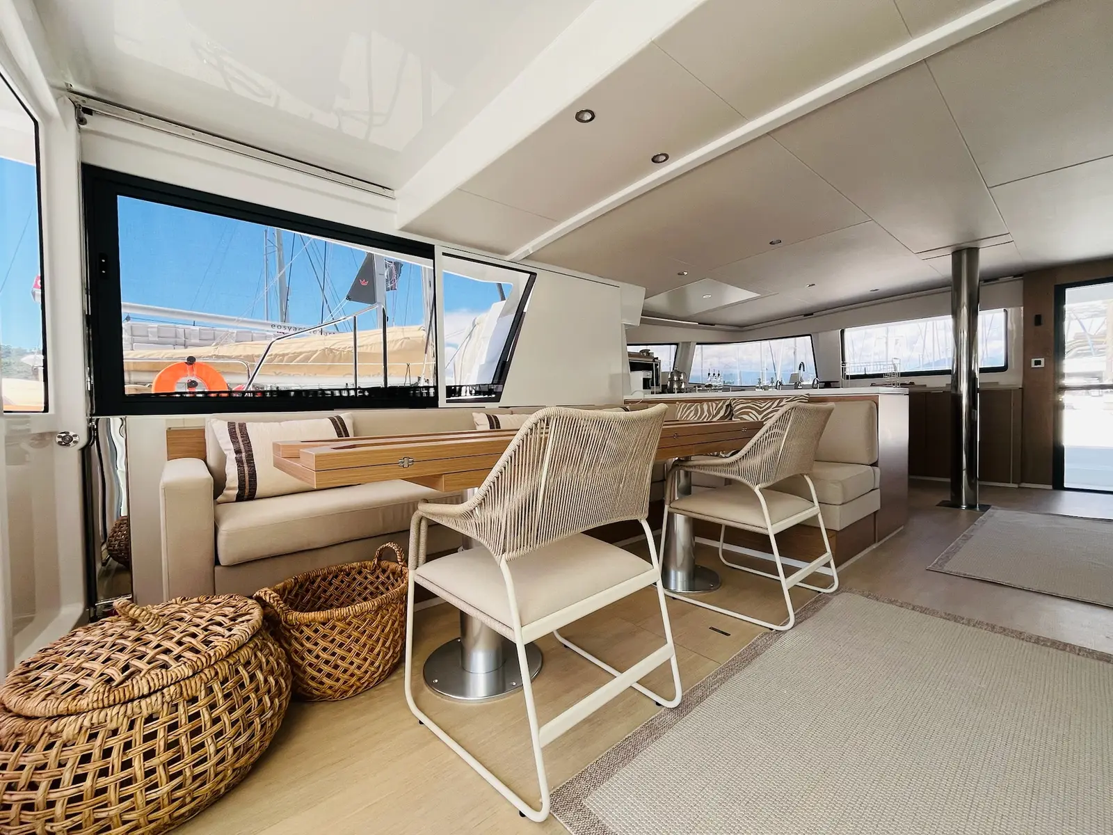LA BRISE 2, Interior image