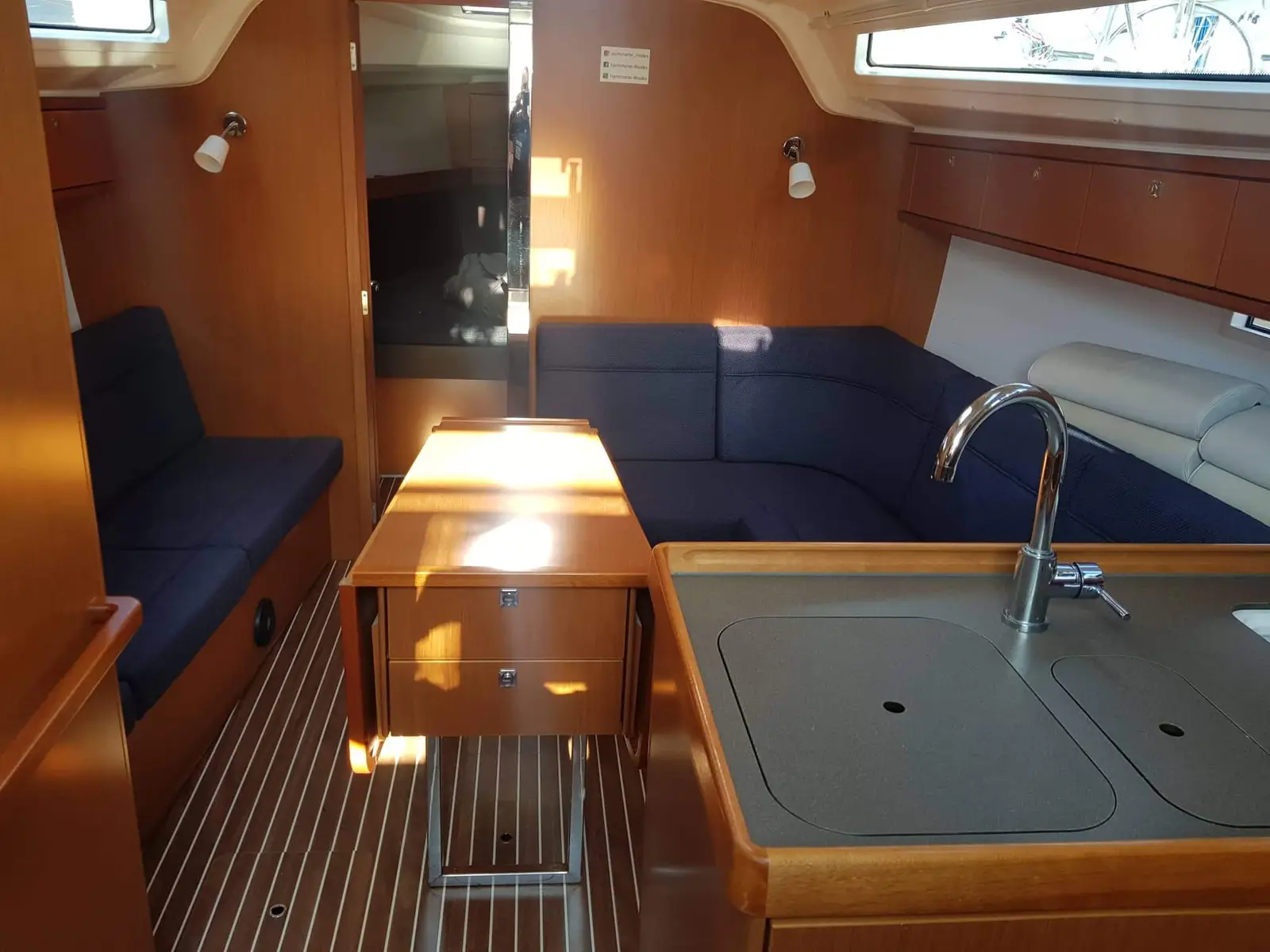Nenemia, Interior image