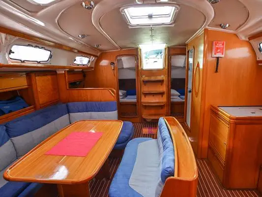 2BiSi, Interior image