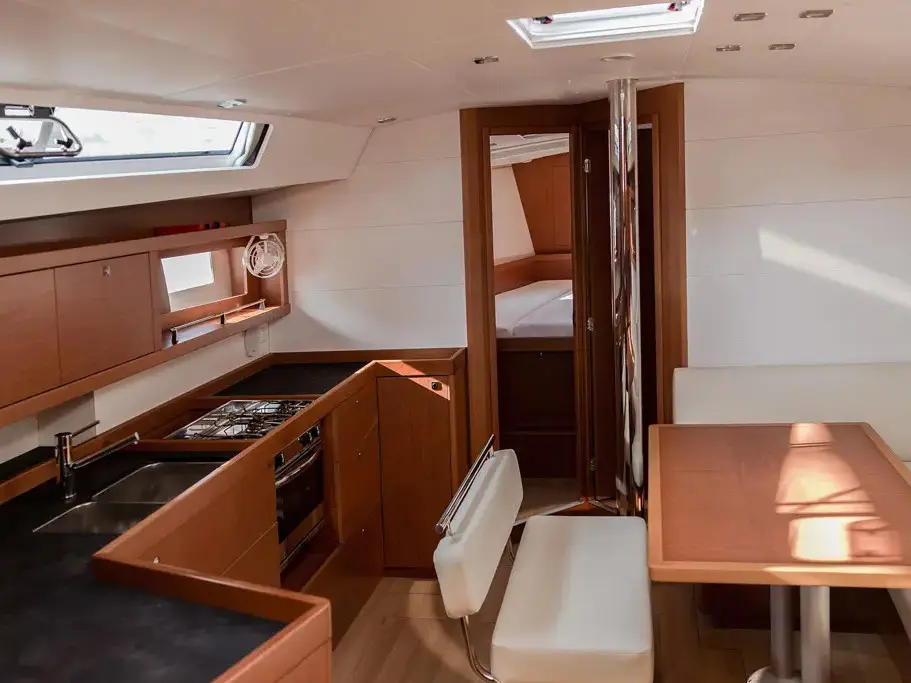 Mambo 1, Interior image