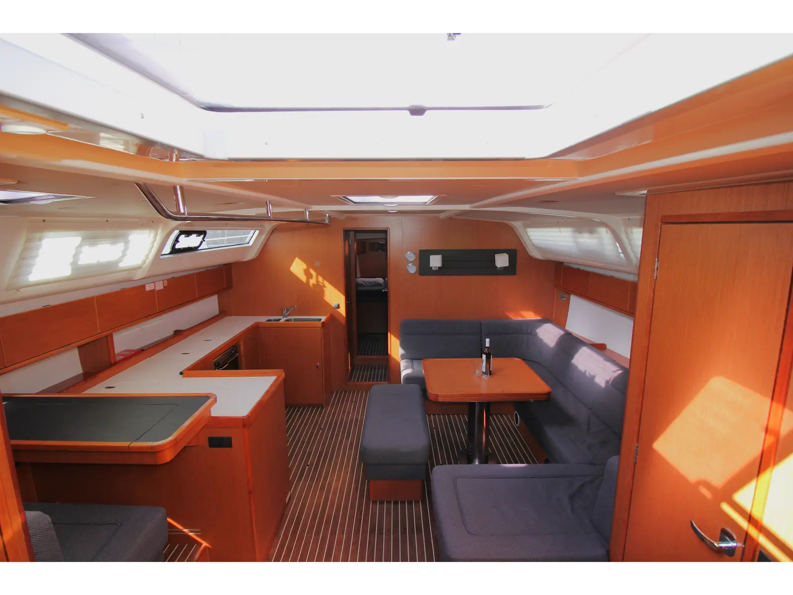 Sea Wonder I, Interior image