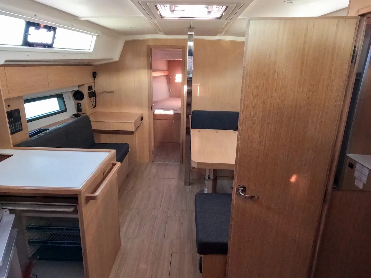 Hope I., Interior image