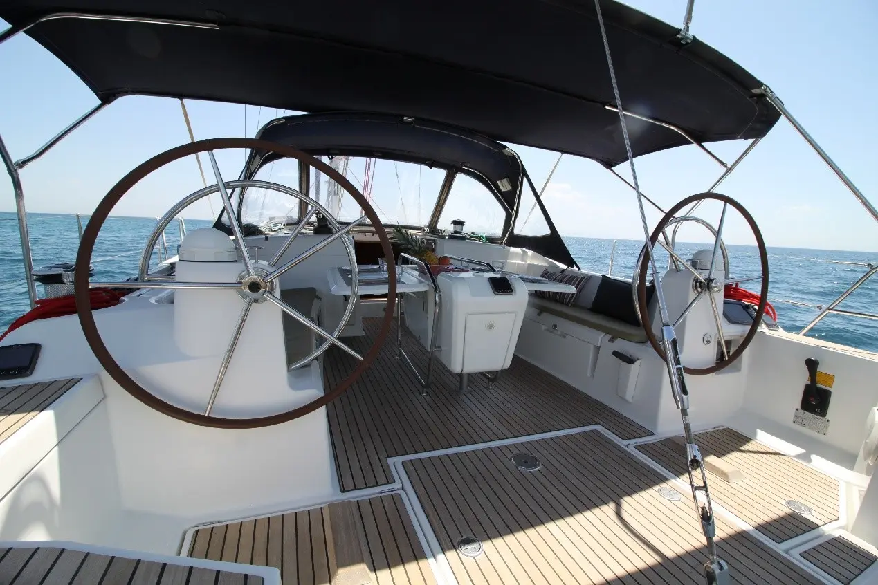Lucky Slot - (A/C - Generator - Refit 2024), photograph 4