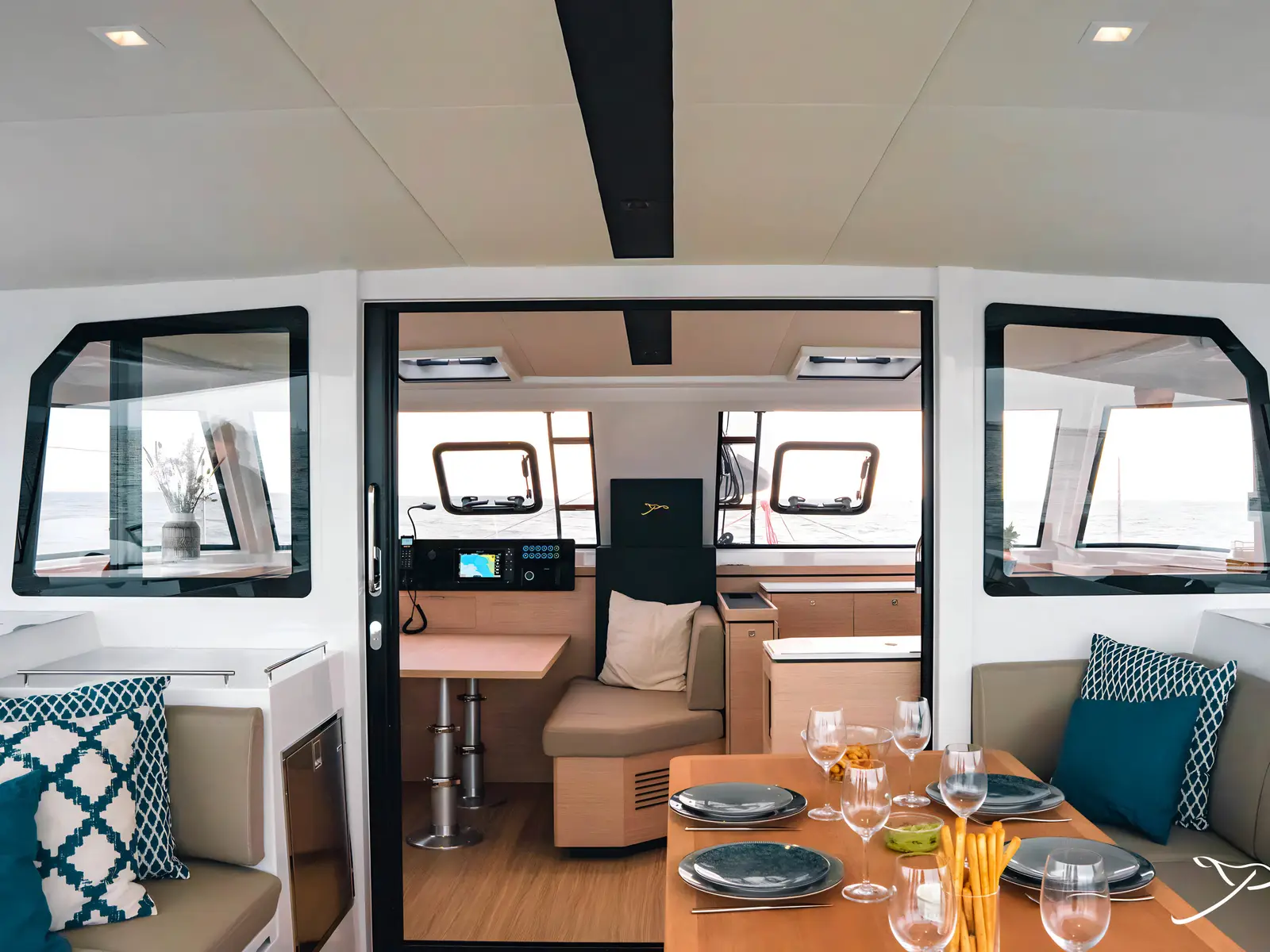 Howdoo, Interior image