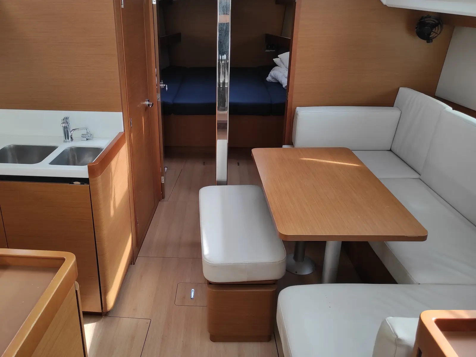 Alboran Caipiroska (Majorca), Interior image