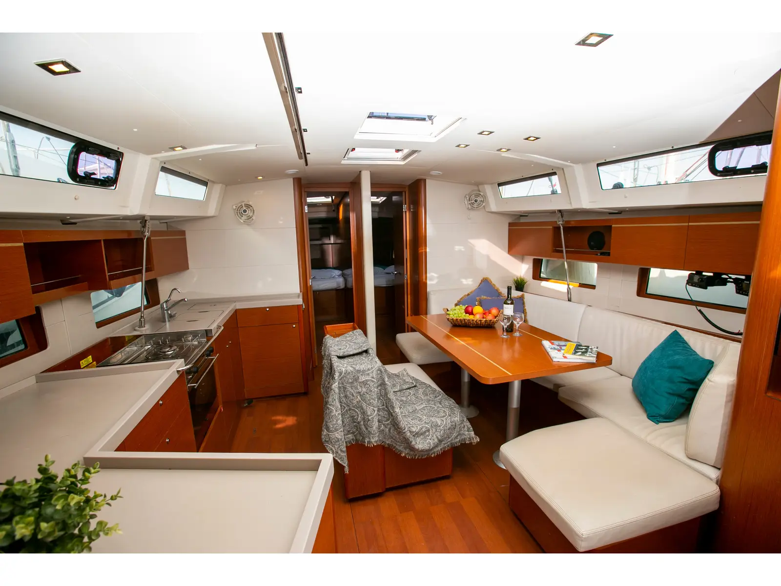 Dancing Queen, Interior image