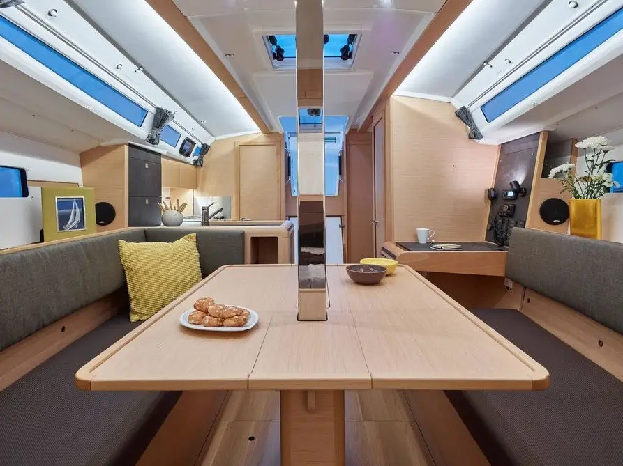 ESTRELLA, Interior image