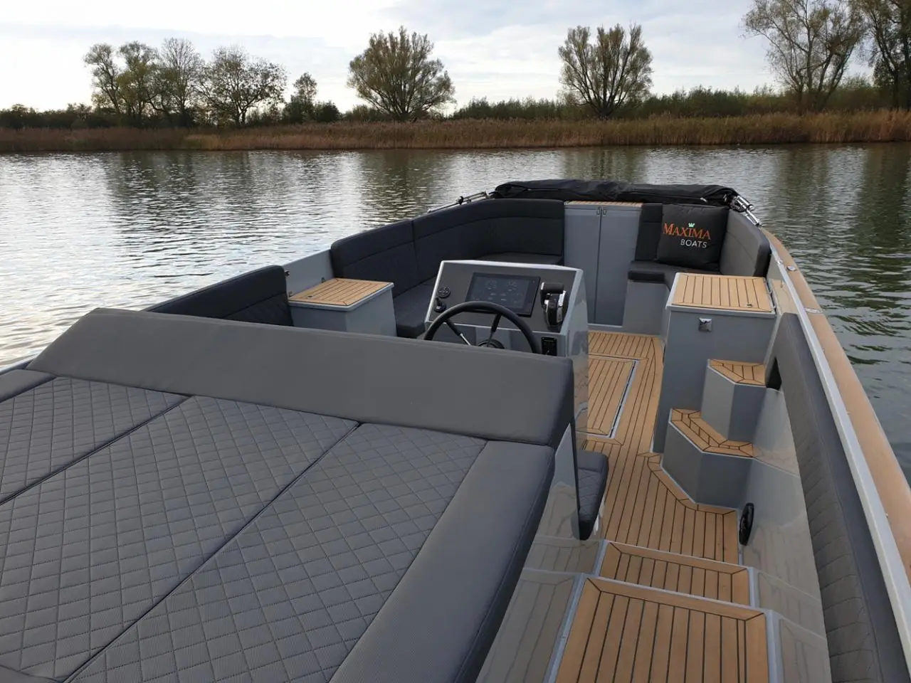 VIS, Interior image