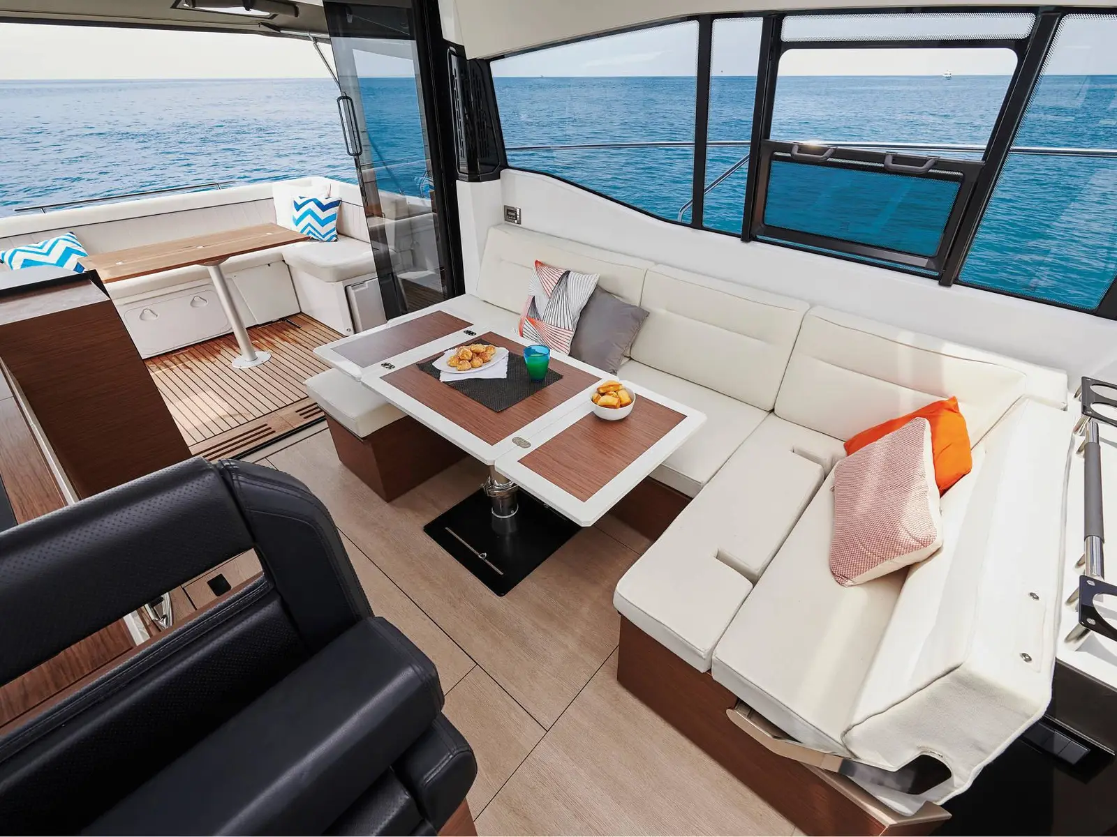Black Pearl, Interior image