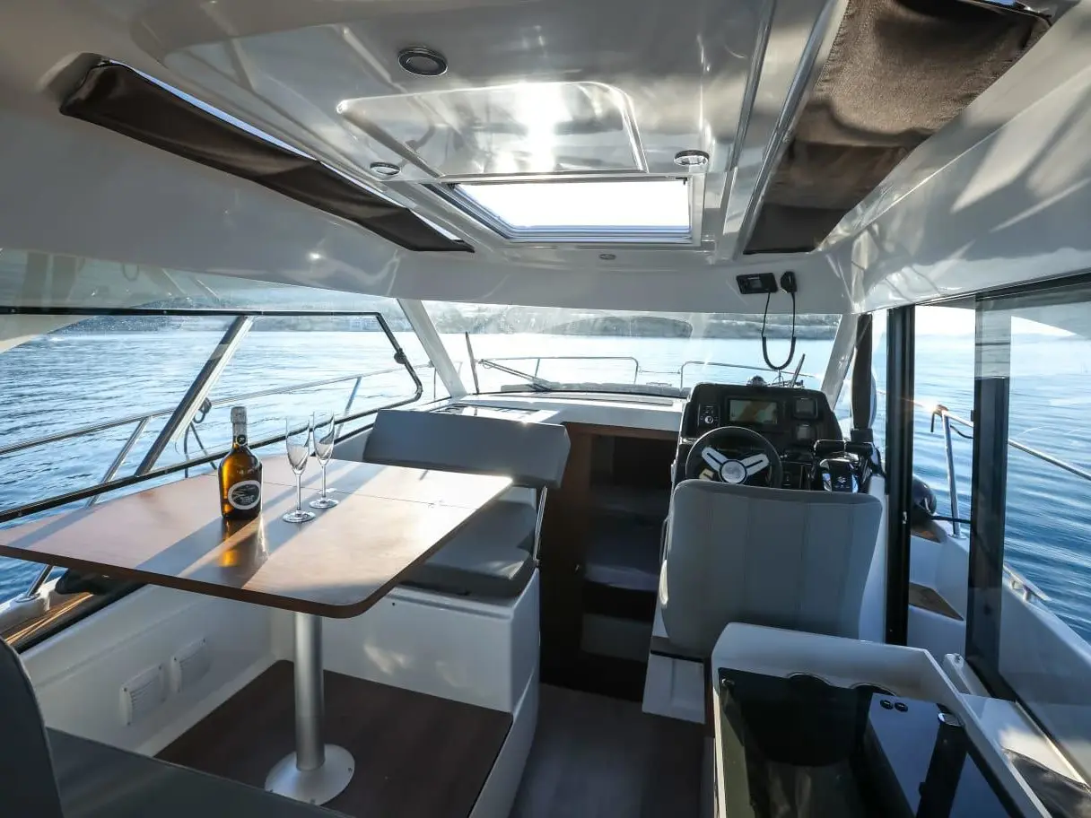 M & N, Interior image