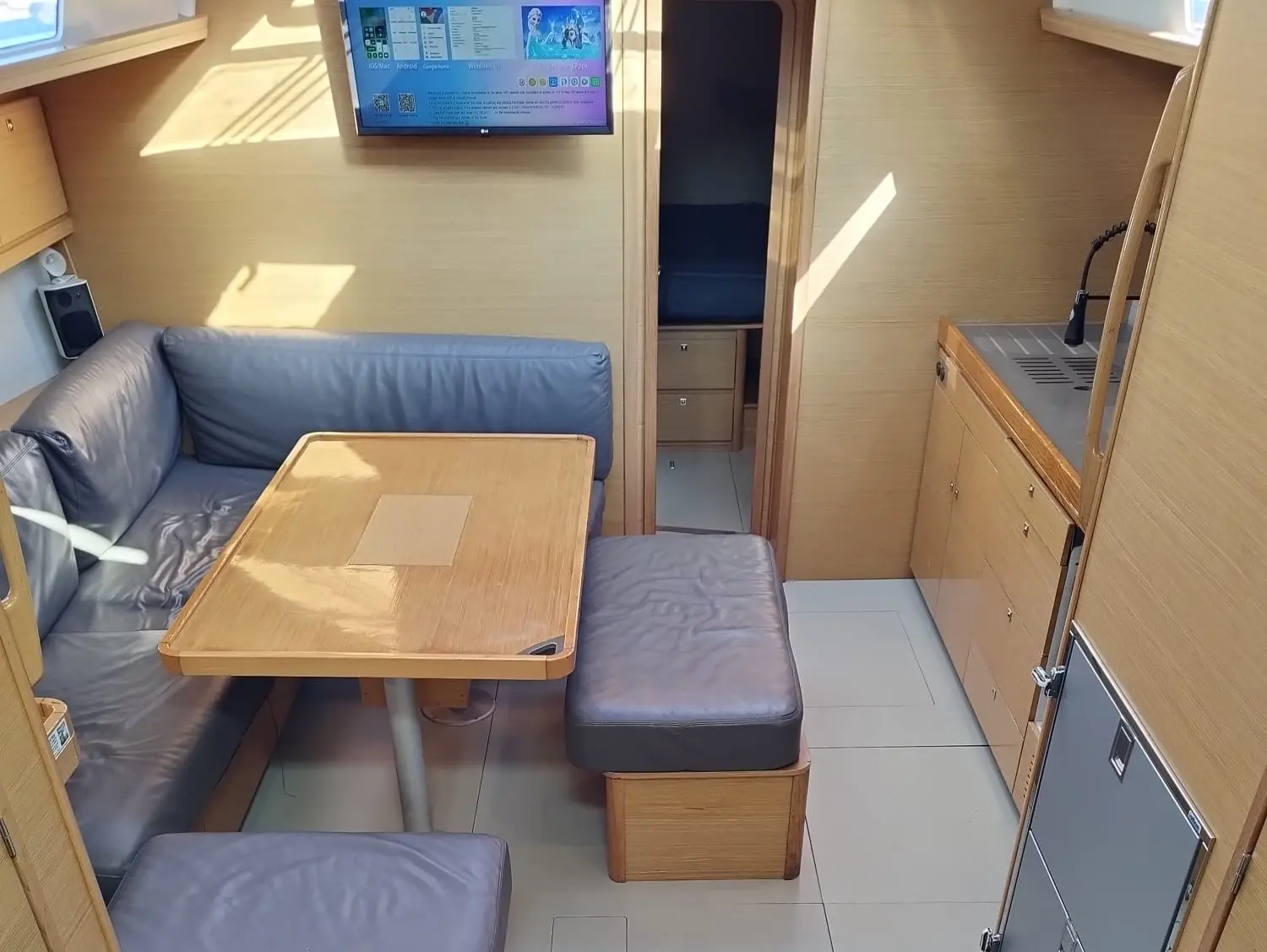 Abraxan, Interior image