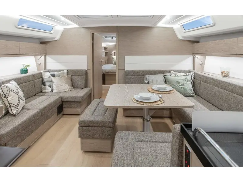 Sea Pearl, Interior image