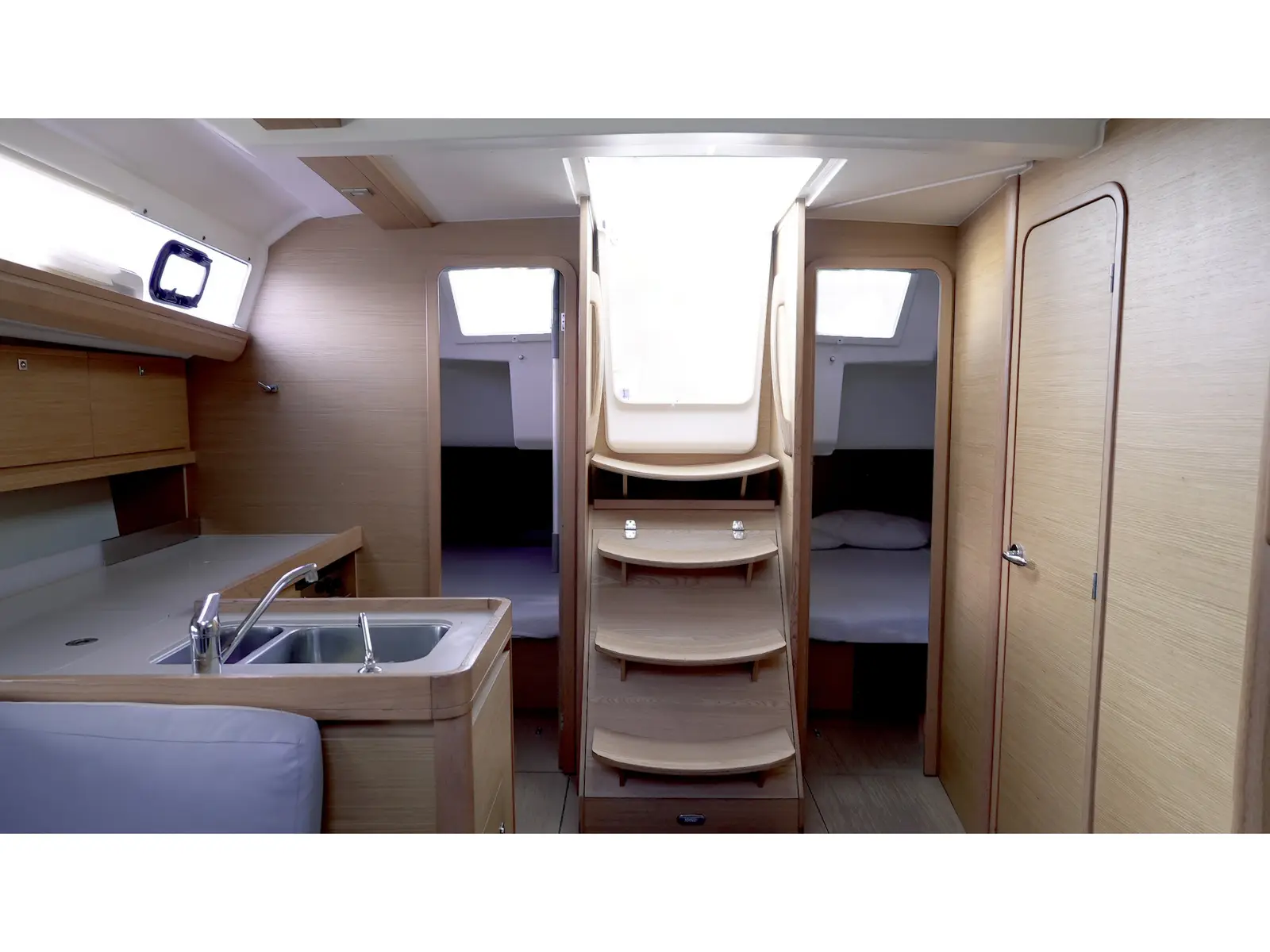 Argo, Interior image