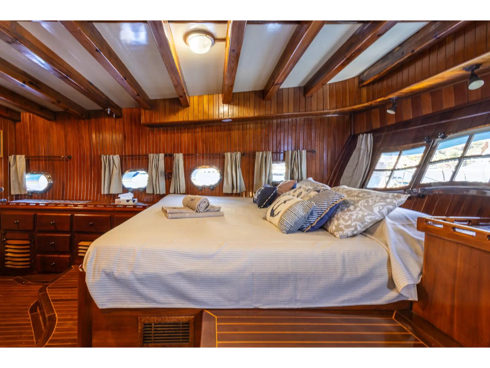 Aeolian Island Cabin 1, Interior image