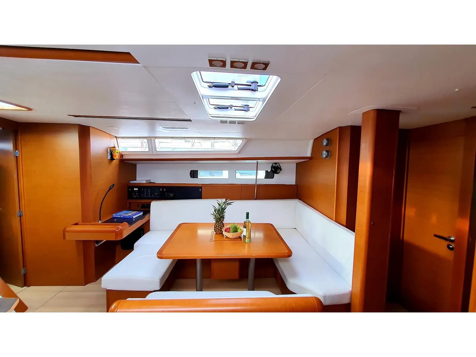 JACK, Interior image