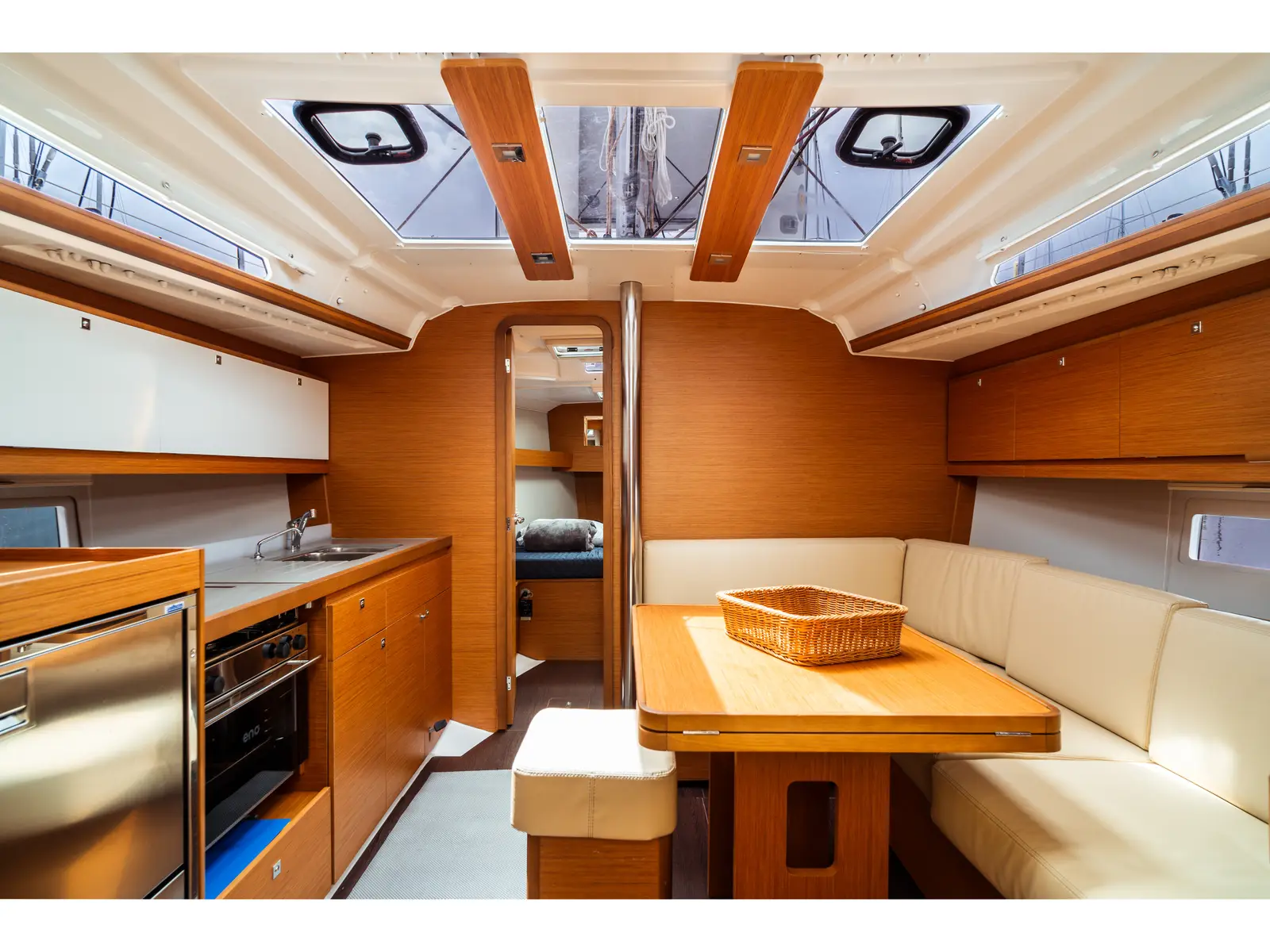 Rosa, Interior image