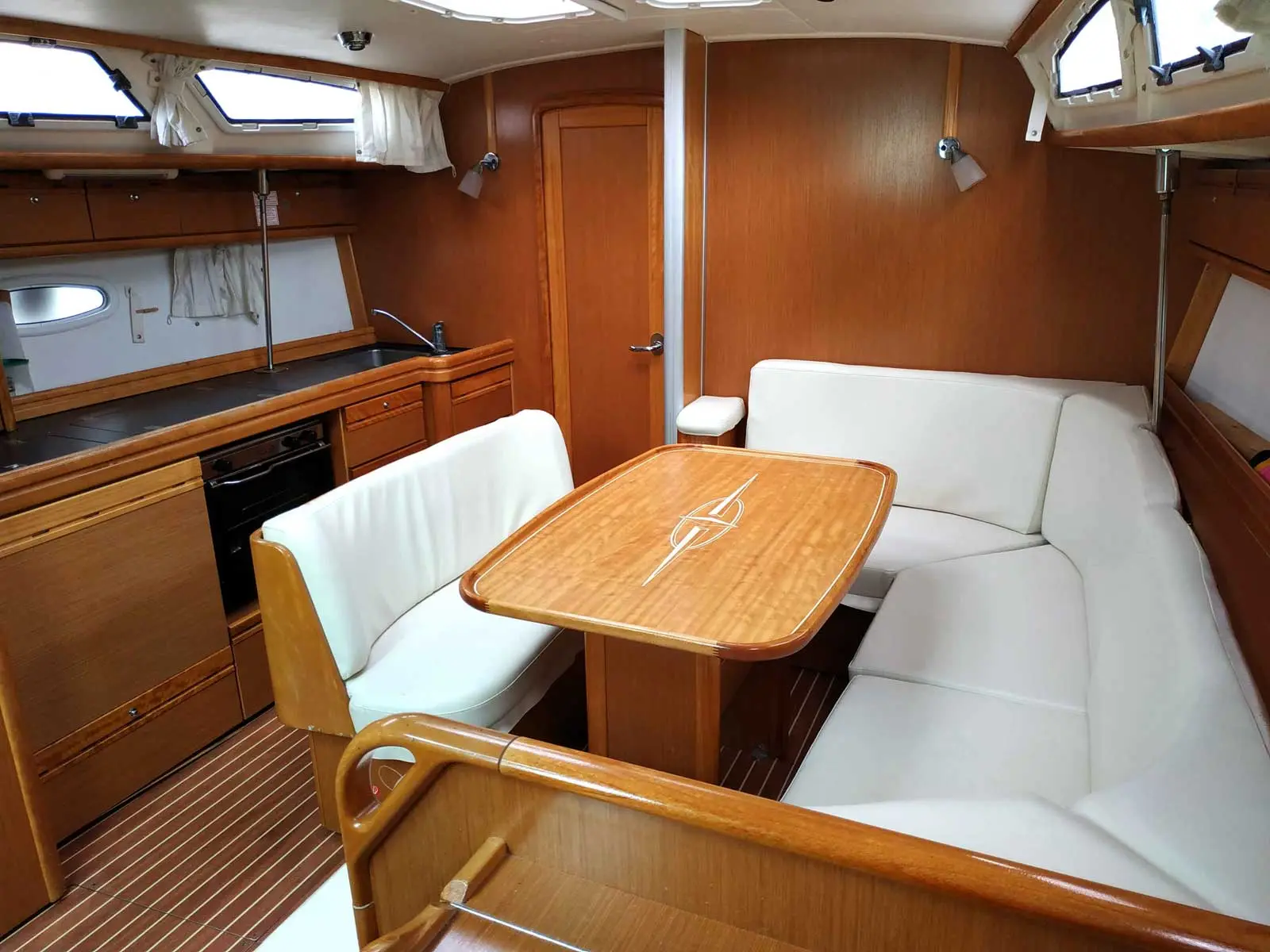 Springrose, Interior image
