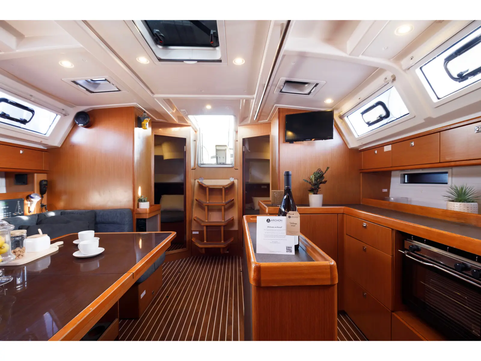 Astro, Interior image