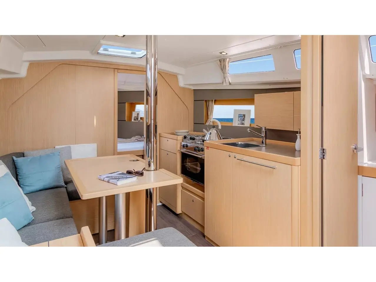 Blondi, Interior image