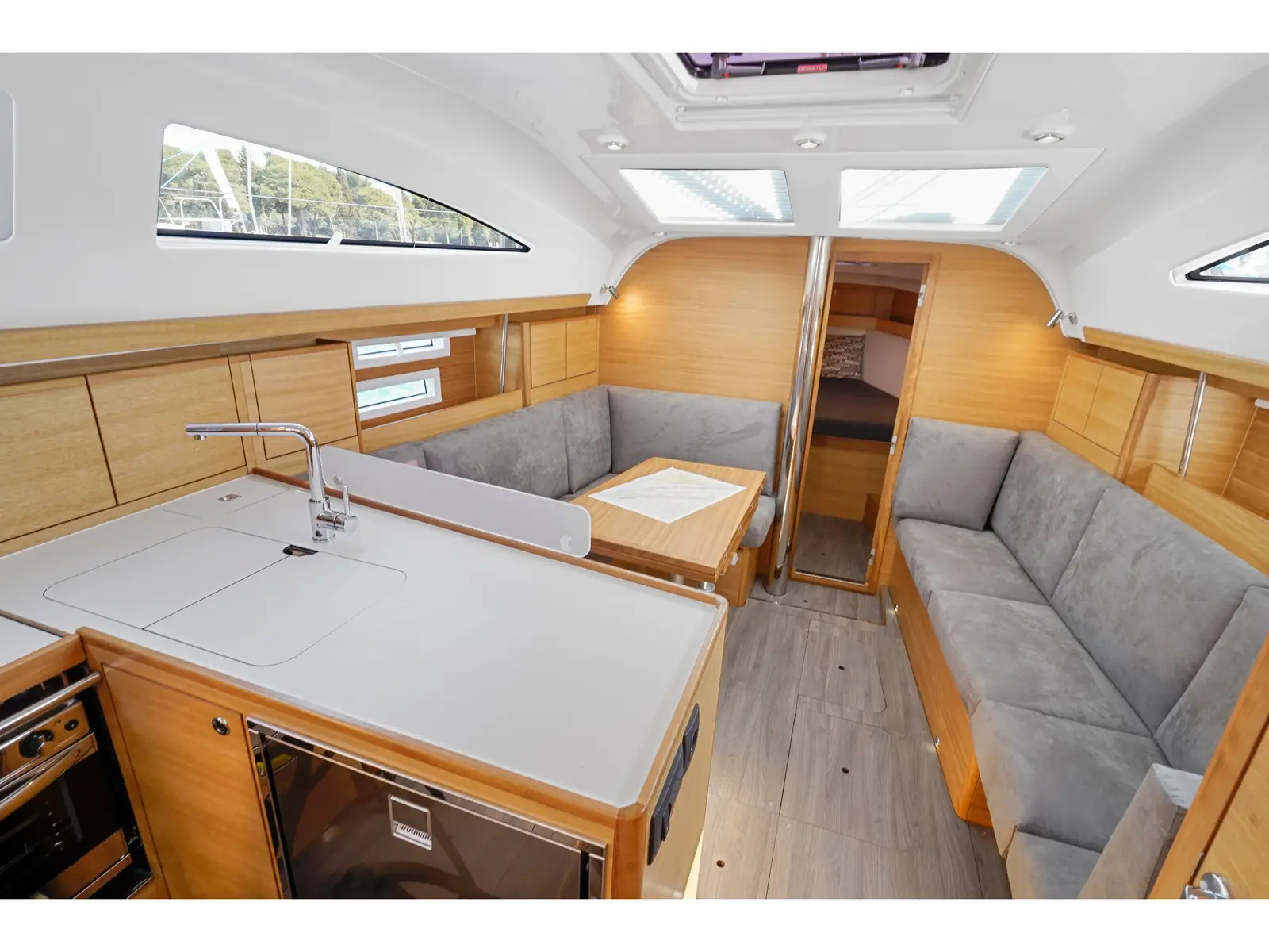 MICKY, Interior image