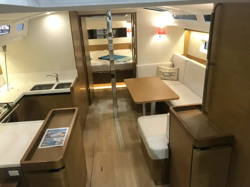 Rebelezza, Interior image
