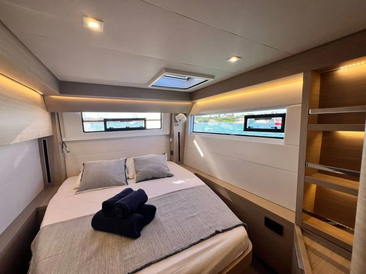 Nowo, Interior image