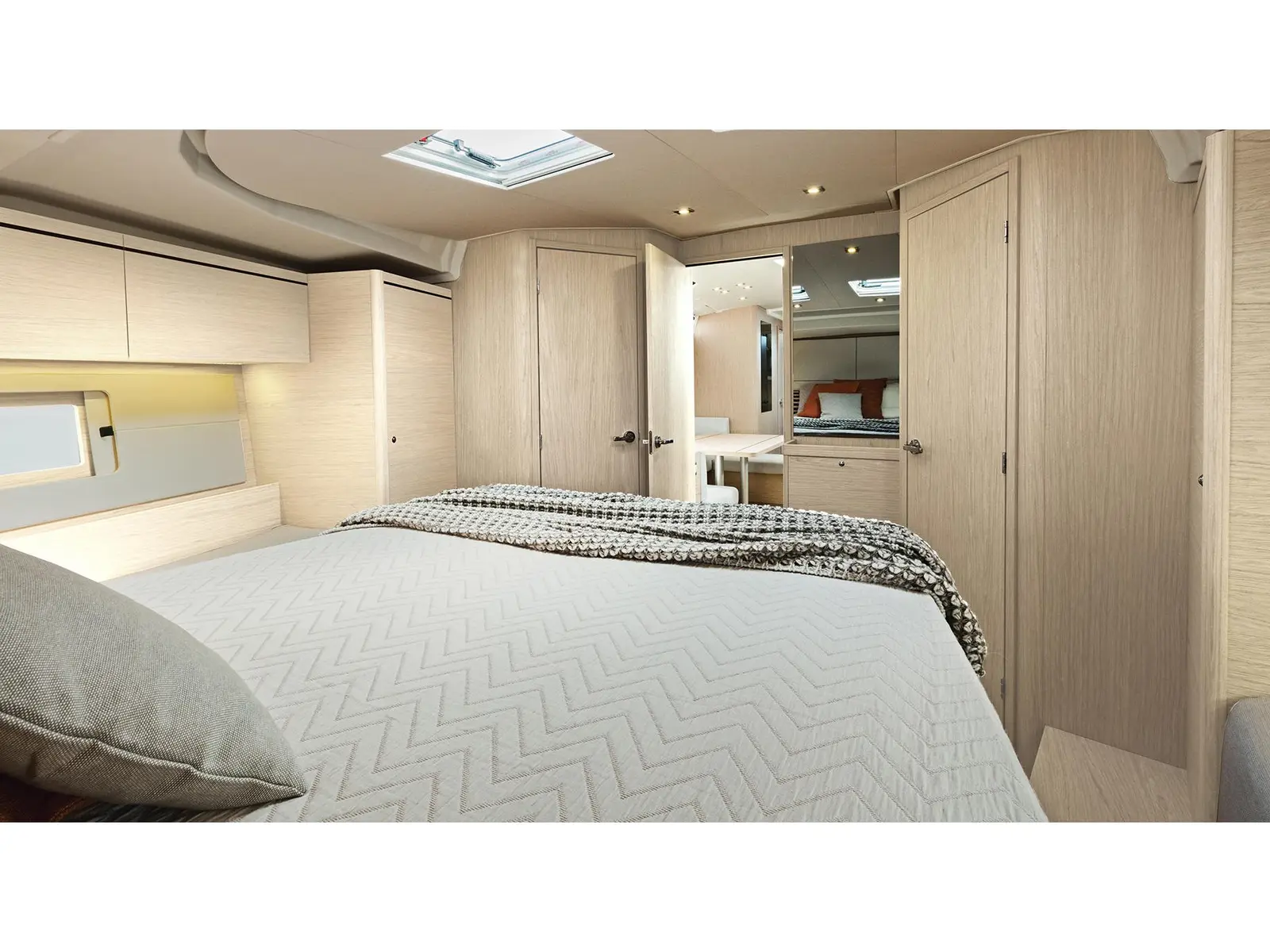 Demilia Star, Interior image